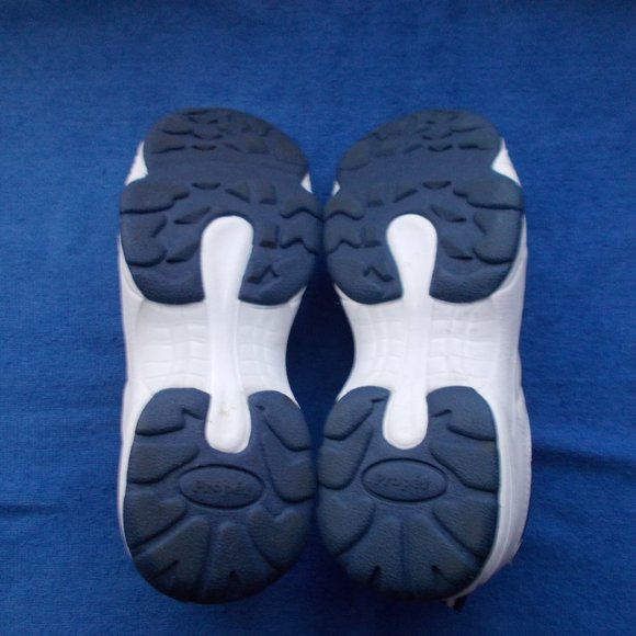 stores that sell propet shoes